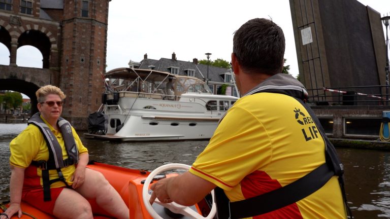 Waterstewards uit Lemmer zorgen voor vlotte doorvaart in Sneek