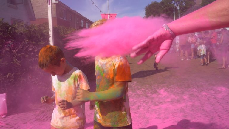 Een kleurrijke start van het Bakhúster Feest