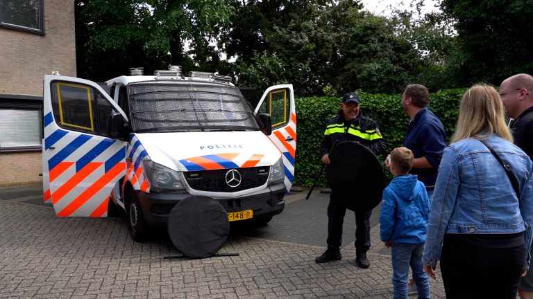 Bezoekers vroeg in de rij voor open dag politiebureau Lemmer