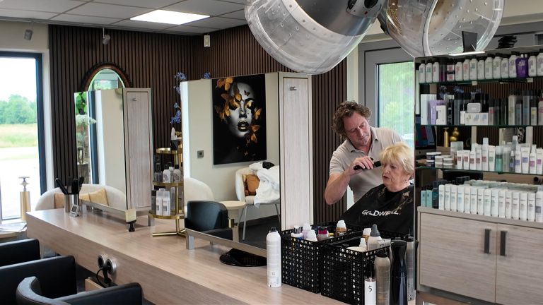 Nationale Kappersdag: Salon Anneke al jaren een begrip in Sint Jut