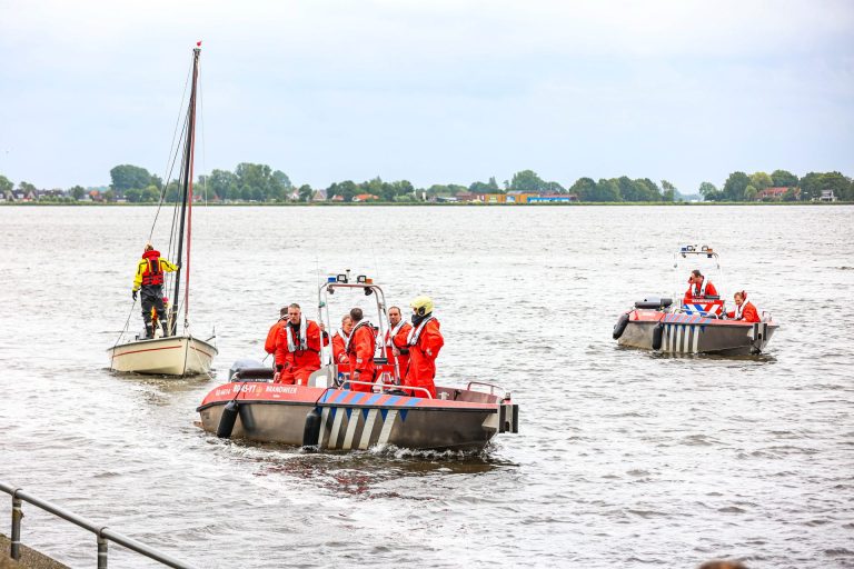 Duitse opvarenden te water na zeilongeval op Tjeukemeer bij Follega