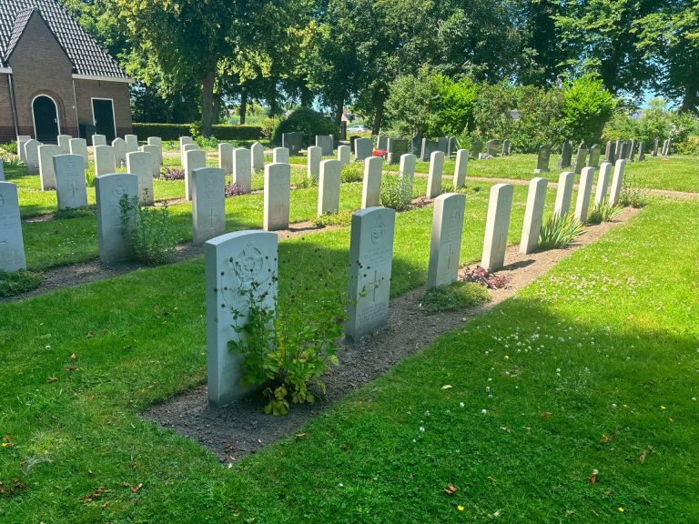 80 jaar na neerstorten bommenwerper bij Follega: bemanning krijgt gedenkteken