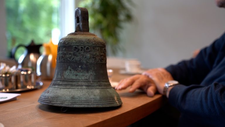 “Hij hoort hier”: Historische bel na 80 jaar terug in gemeentehuis