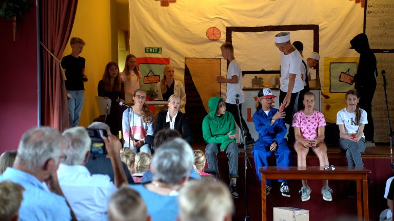 Groep 8 van De Paedwizer neemt afscheid met ‘Vet Lekker’