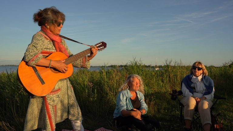 Mantra’s aan het meer: helende zang in de avondlucht