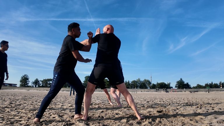 Meer dan vechten: Pukulan als levenswijze op het Lemster strand