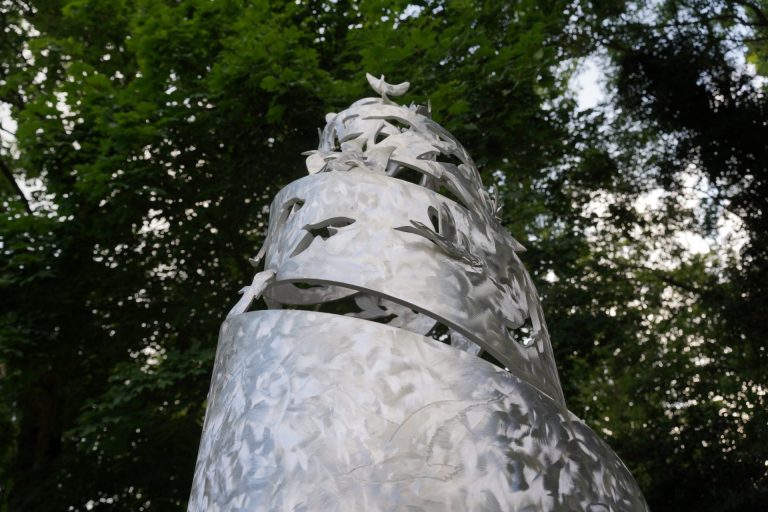 Na 70 jaar weer een herdenkingsmonument in park Heremastate