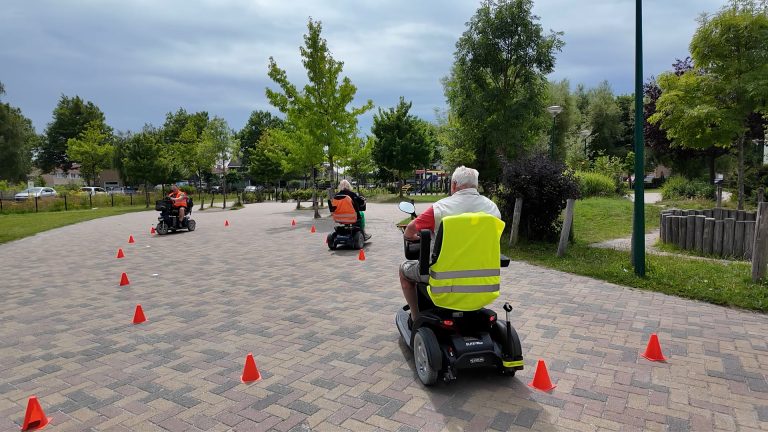 Tussen pionnetjes en door de straten met Scootclub Joure