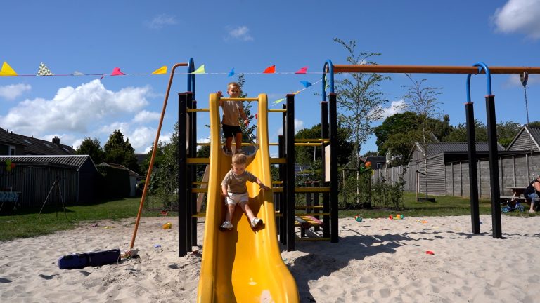 Spelen en ontmoeten in Bakhuizen: een nieuwe schommel en meer groen