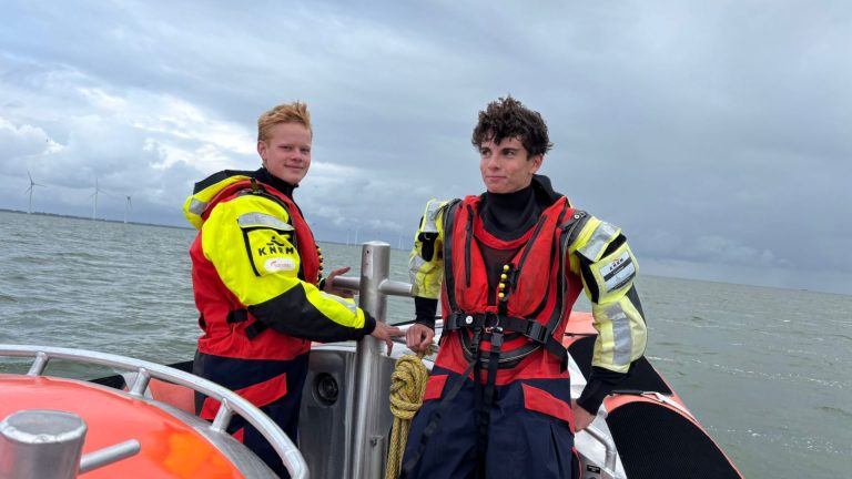 Jonge ondernemers uit Lemmer doneren opbrengst rubberboot aan KNRM