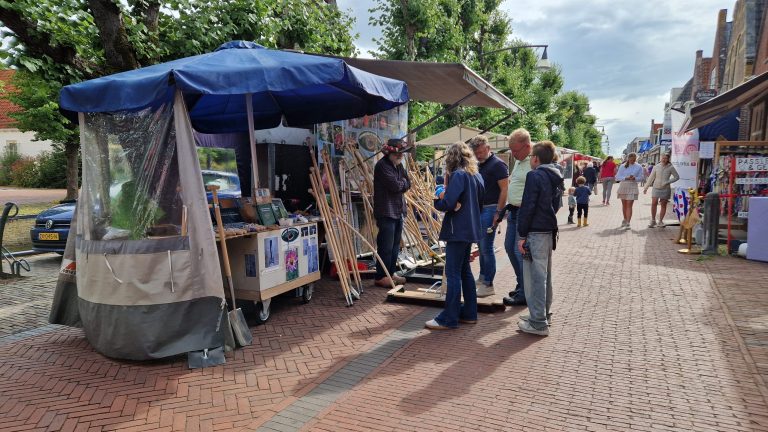 Beleef de gezelligheid van de zomermarkt langs de Luts