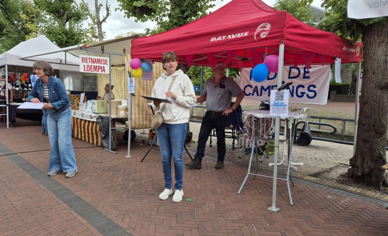 Handtekeningenactie op de markt in Balk