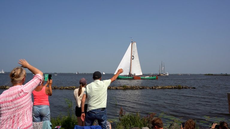 Skûtsjequiz met het publiek in Echtenerbrug: “Frjemde Fûgel ofsa?”