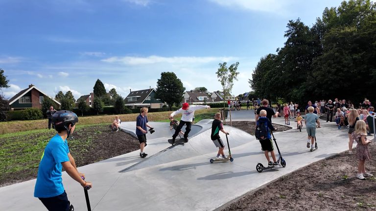 “Niet achter een telefoon, maar lekker buiten bewegen” Skatepark Lemmer feestelijk geopend.