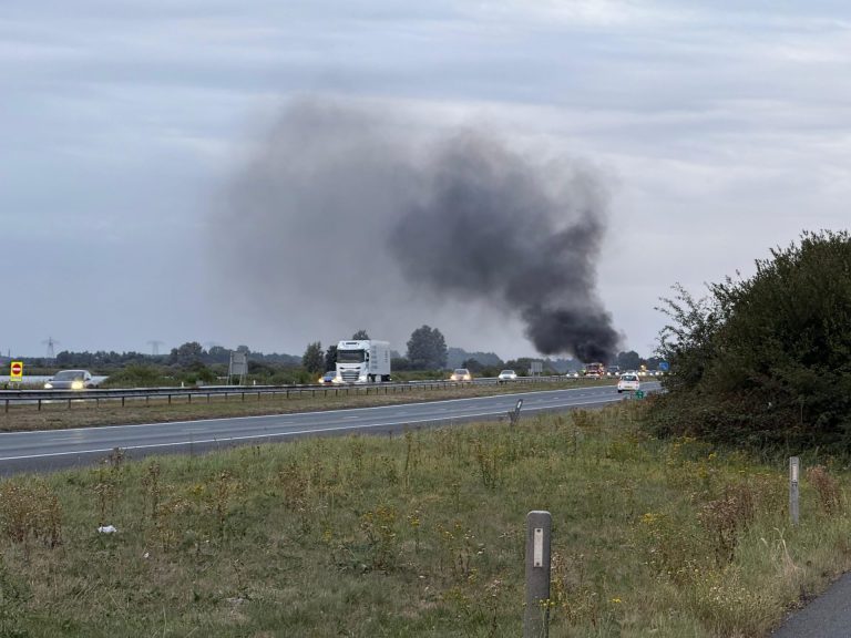 Auto brandt volledig uit bij ongeluk op A6