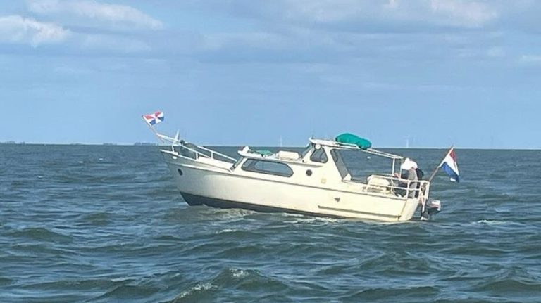 KNRM redt schipper die in de problemen kwam op IJsselmeer en geeft waarschuwing