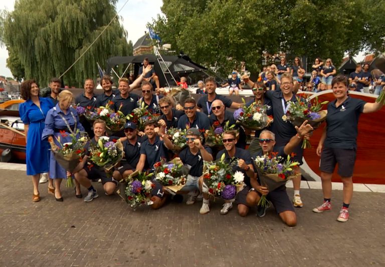 Bemanning van skûtsje Heerenveen gehuldigd in thuisplaats: “Dit is prachtig”