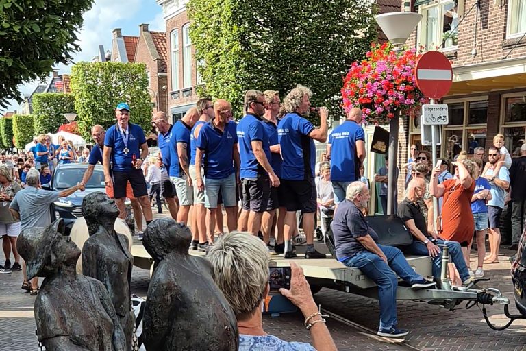 Feestelijke intocht bemanning Oeral Thús na derde plek in SKS