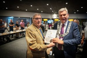 overhandiging erepenning aan Rinse Visser door burgemeester Klaas Agricola