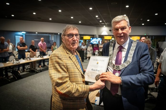 overhandiging erepenning aan Rinse Visser door burgemeester Klaas Agricola
