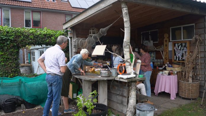 Mensen in moestuin Lemmer