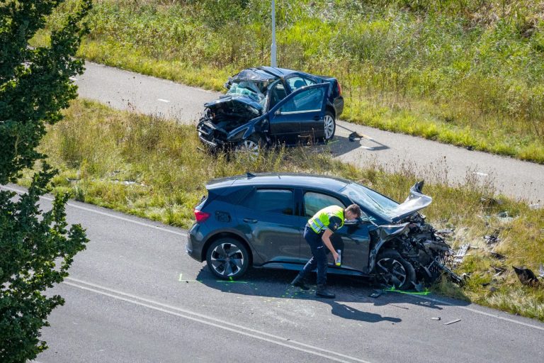 Dode en zwaargewonde bij frontale aanrijding Sneek