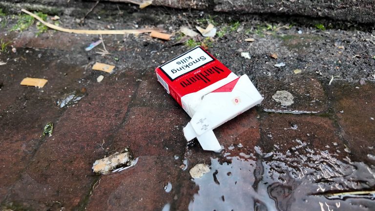 Winkelstraten liggen vol met zwerfafval: “Asociaal is het”