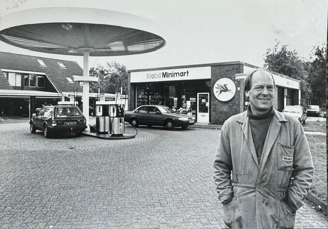 Vader Ludwig in de jaren 80 bij het tankstation en pompshop