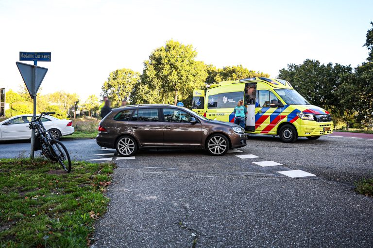 Fietser loopt hoofdletsel op bij aanrijding in Joure