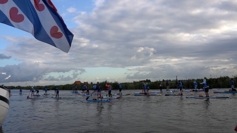 Harde wind tijdens Sup Elfstedentocht: “Het zijn barre omstandigheden”