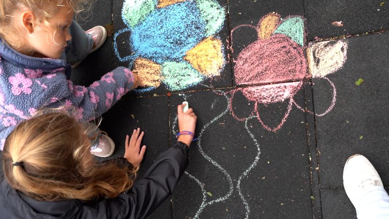 Kleurrijk eerbetoon voor medewerkers Lemster kinderopvang