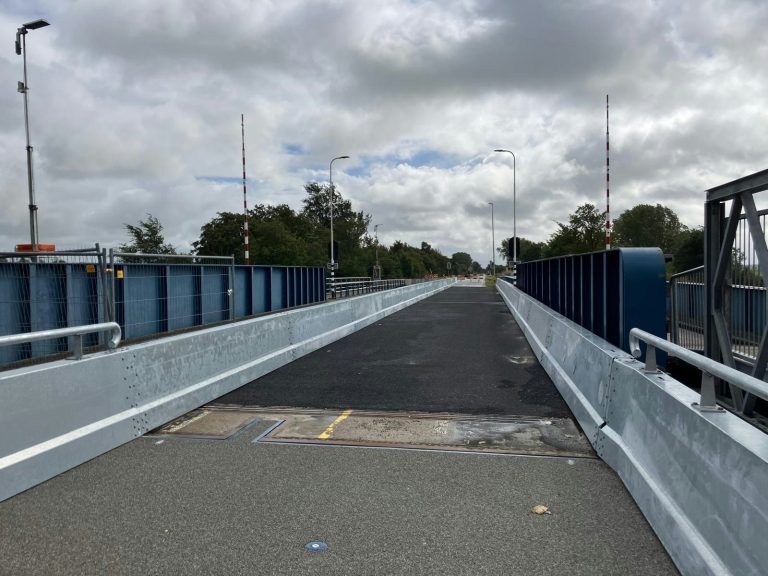 Tijdelijke brug Uitwellingerga eerder open voor verkeer