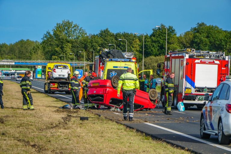Auto over de kop op A7 bij Joure