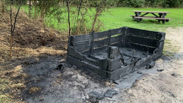 Speelgoedbak bij Elahuizen in brand gestoken
