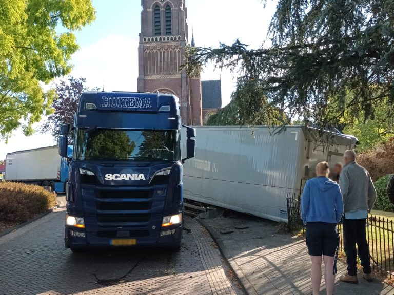 Oplegger schiet los van vrachtwagen in centrum Sint Nicolaasga
