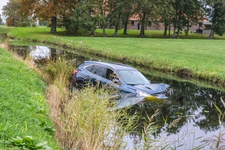 Auto te water in Joure: bestuurder naar ziekenhuis