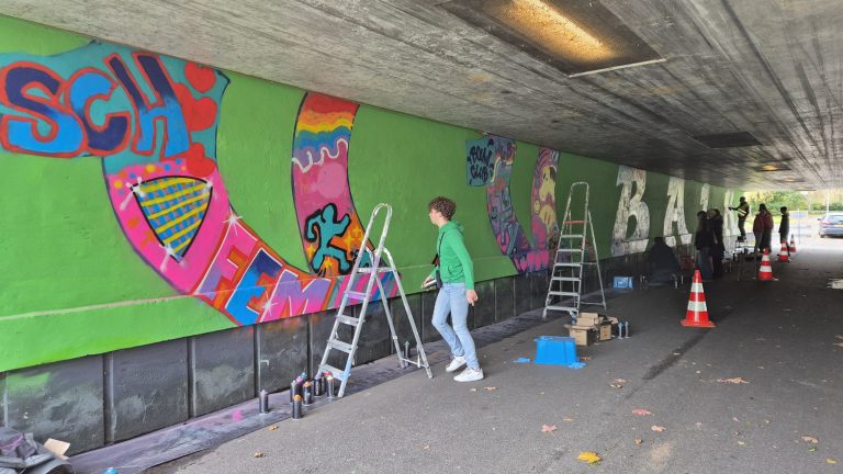 Legale graffiti: jeugd maakt kunstwerk van tunnel in Balk