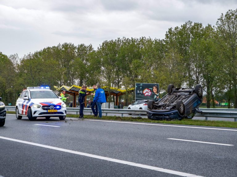 Auto over de kop bij aanrijding met vrachtwagen bij Haskerhorne