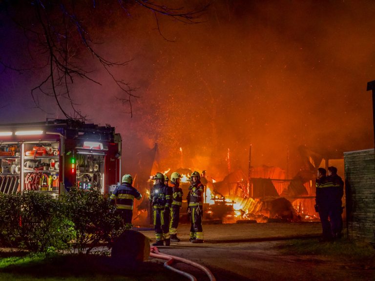 Twee schuren naast de bossen van Sint Nicolaasga afgebrand