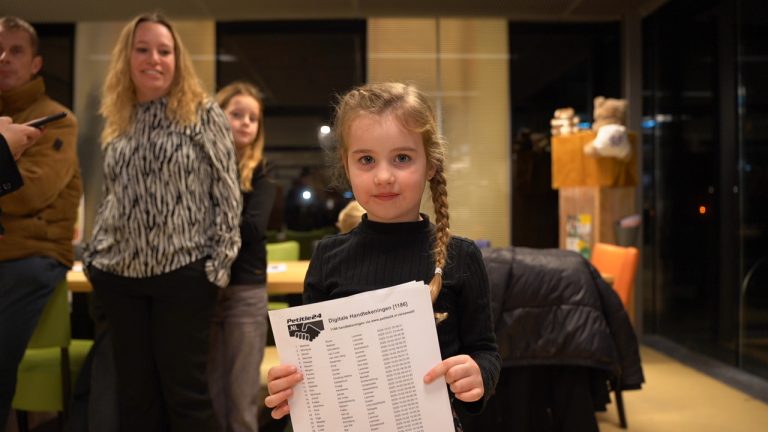 Lynn uit Lemmer met de handtekeningenlijst.
