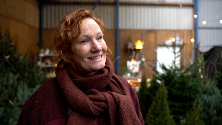 Marielle Reuvekamp tussen de kerstbomen