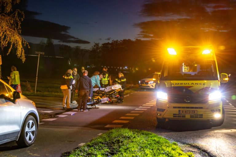 Ongeval in Delfstrahuizen: brommer botst op afslaande auto