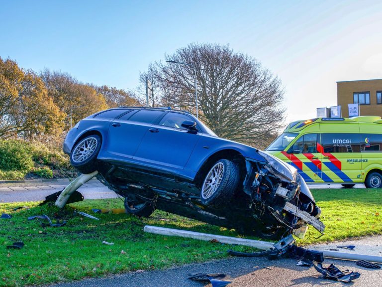 Auto eindigt tegen lantaarnpaal bij ongeval in Joure