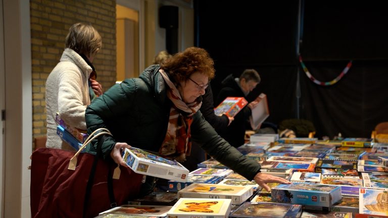 Puzzelgekte in Lemmer: “de tas is aan het eind van de dag weer vol”