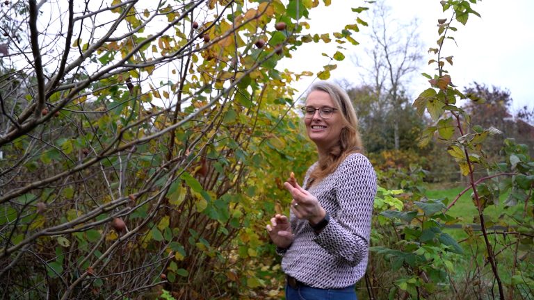Vivian Nijholt in haar tuin