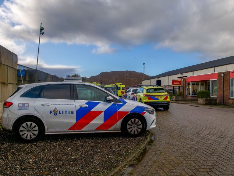 Ernstig gewonde na omvallen heftruck in Joure