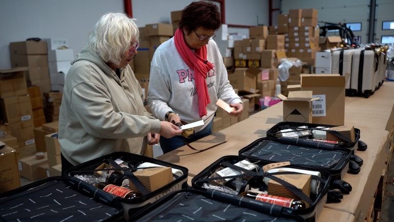 Inpakken kerstpakketten in loods Joure