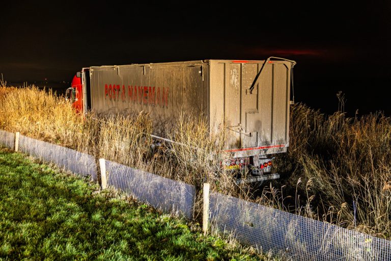 Vrachtwagen in berm naast A6