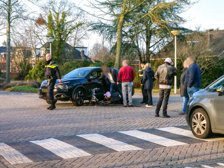 Fietsster raakt gewond na botsing op kruising in Joure