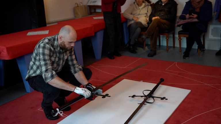 Unieke tweehandszwaarden terug in Museum Sloten: “Echte barn find”